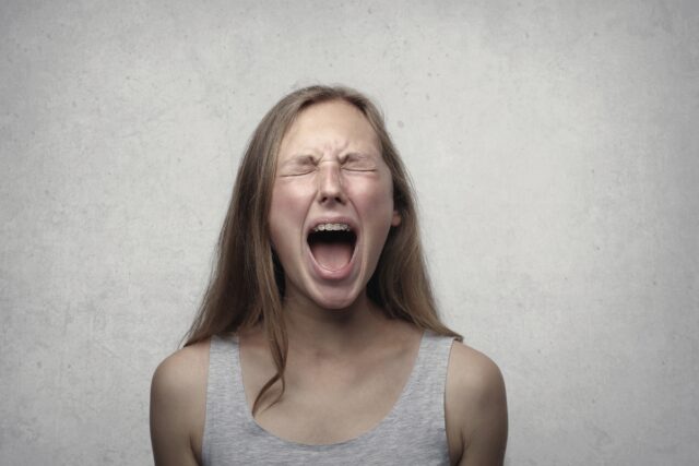 كيف نتعامل مع الشخص المصاب ؟